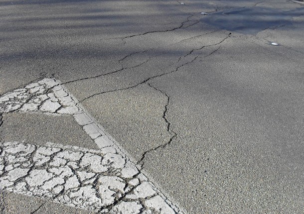 Cracked_asphalt